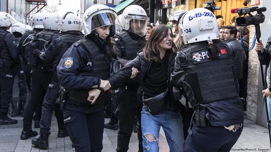 Police break up a women's rights protest in Turkey (photo: picture-alliance/NurPhoto/O. Dogman)