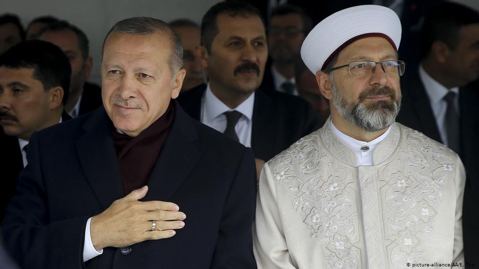 Turkish President Recep Tayyip Erdogan (left) and head of the Diyanet, Ali Erbaş (photo: picture-alliance/AA/E. Top) 