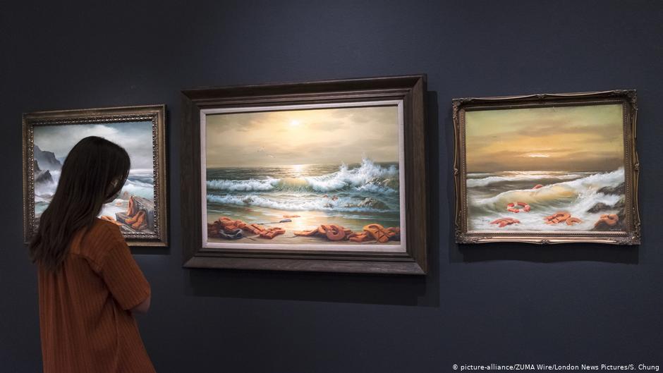 Woman looks at the "Mediterranean Sea View 2017"  by the artist Banksy (photo: picture-alliance/ZUMA Wire/London News Pictures/S. Chung)
