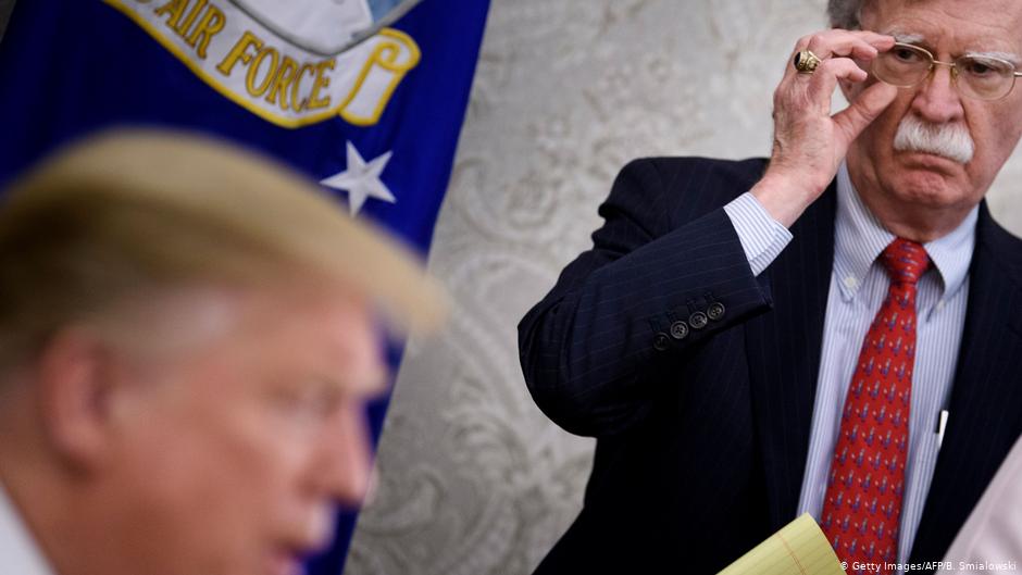 مستشار الأمن القومي الأمريكي السابق جون بولتون إلى جانب الرئيس الأمريكي دونالد ترامب في مؤتمر صحفي بالمكتب البيضاوي عام 2019. (photo: Getty Images/AFP/B. Smialowski)