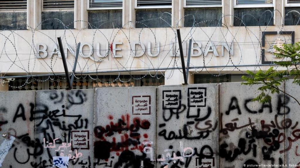 Lebanon's Central Bank behind barriers and razor wire – a protection measure against angry citizens (photo: picture-alliance/abaca/A. A. Rabbo)