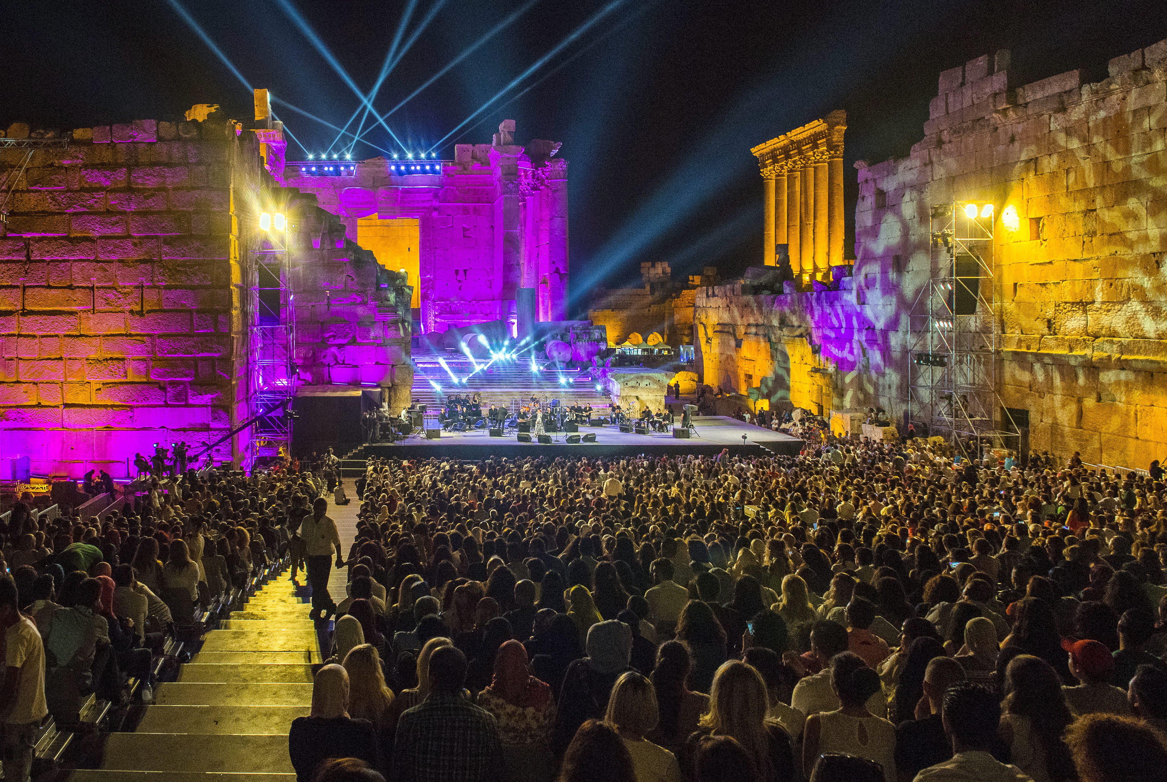 Das „Baalbeck International Festival“. Die ägyptische Sängerin Shirin Abed al-Wahab aka Sherine tritt während des jährlichen Baalbeck International Festival (BIF) am 26. August 2016 in Baalbeck, Beqaa Valley, Libanon, auf der Hauptbühne auf. Foto:  DPA