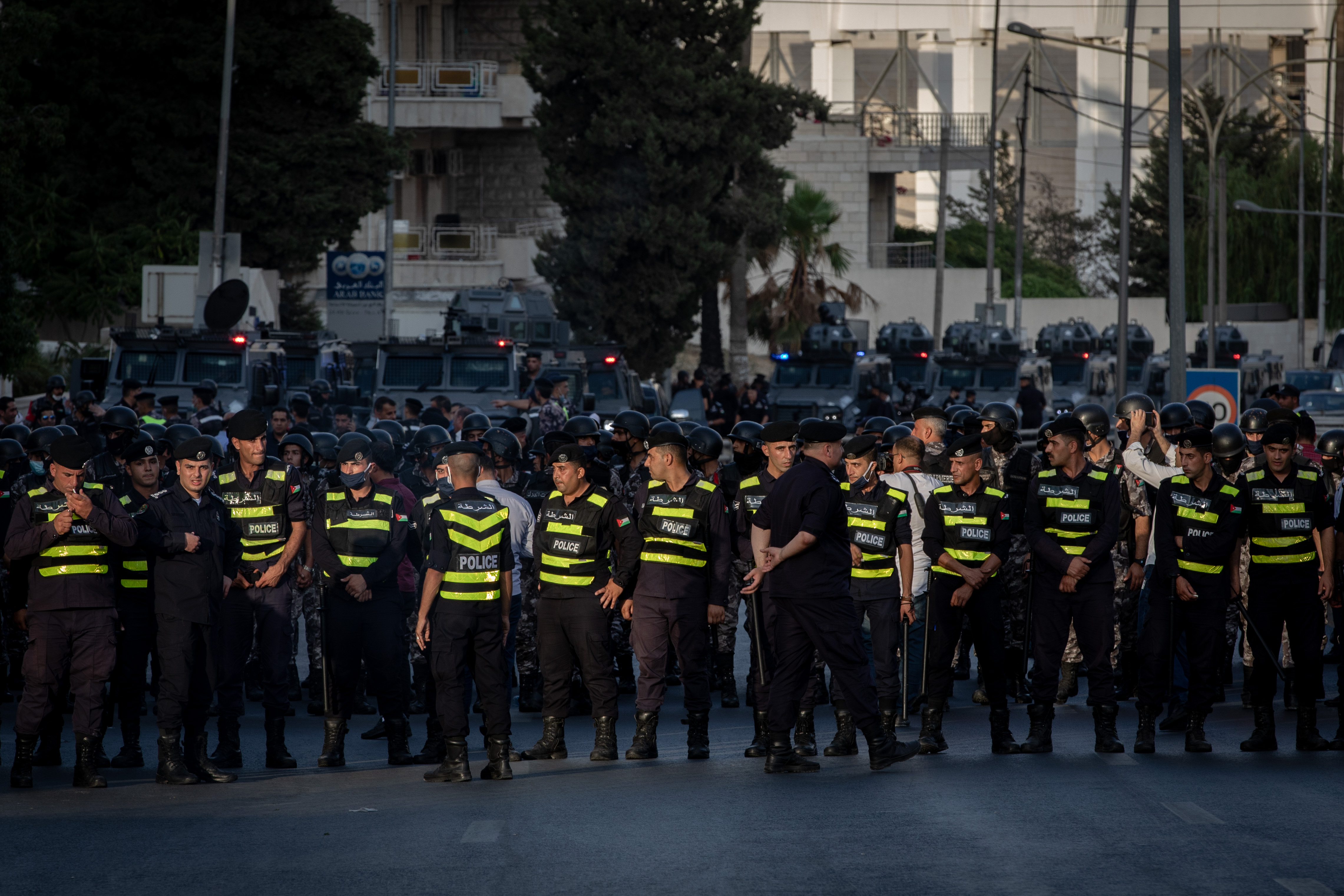 Security forces prevent protesters from making their way to government buildings in Amman's 4th circle, during a demonstration held near the 5th circle on 29.07.2020 to protest the decision to dissolve the teacher's syndicate and arrest its leaders (photo: Sherbel Dissi)