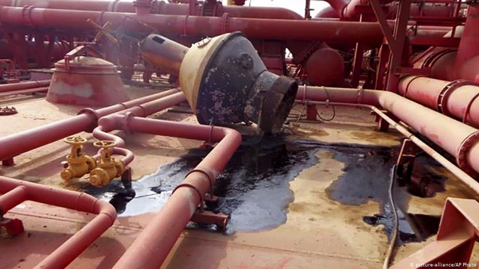 ناقلة النفط صافر في ميناء رأس عيسى في الحديدة اليمنية تحتاج إلى صيانة حتى لا تتسبب في كارثة بيئية خطيرة في حوض البحر الأحمر.