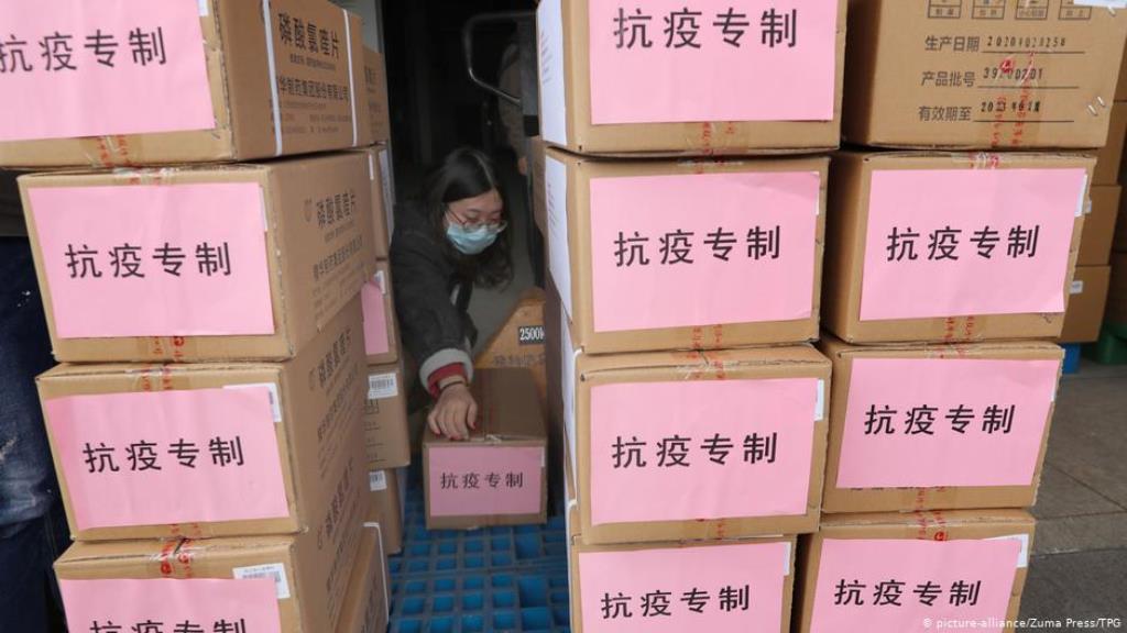 Von China für den Iran - Hilfsgüter zur Bekämpfung der Corona-Krise. China Jiangsu | Coronavirus | Medikamente für den Iran (picture-alliance/Zuma Press/TPG)