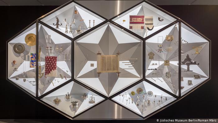 Jewish Museum Berlin: Prismatic display case showing ceremonial Jewish objects (photo: Jewish Museum Berlin/Roman März)