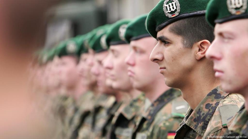 German soldiers on parade (photo: Bundeswehr/Sebastian Wilke)