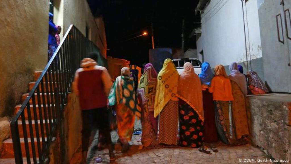Frauen vor dem Eingang zur Grand-Jami-Moschee in Harar (DW/M. Gerth-Niculescu)