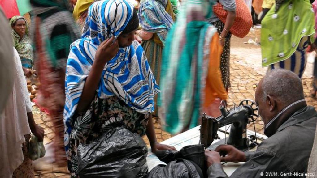 Schneider in einer Straße in Harar, Äthiopien (DW/M. Gerth-Niculescu)