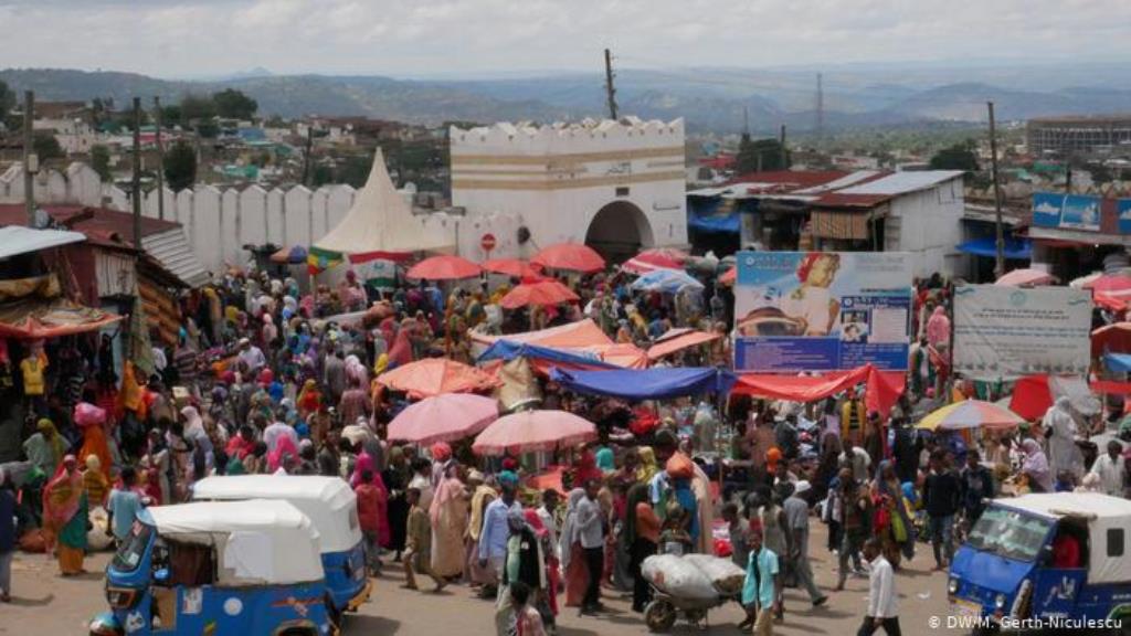 Crowded scene in front of Harar's old town gate (photo: M. Gerth-Niculescu)