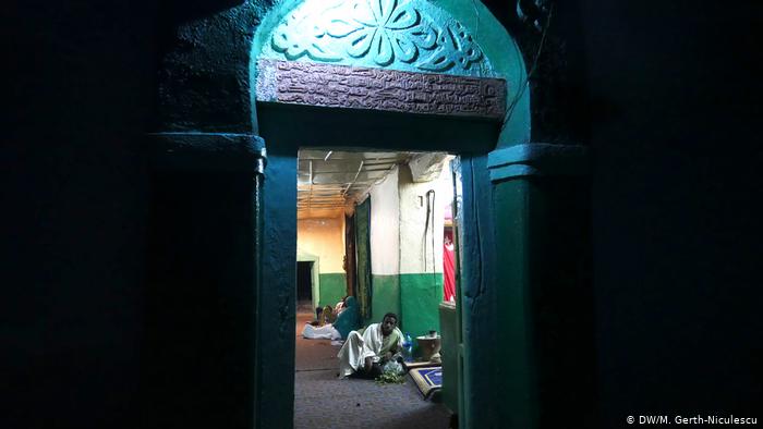 A door leads into the tomb of Sheikh Abadir. Men are seated on the floor inside (photo: M. Gerth-Niculescu)