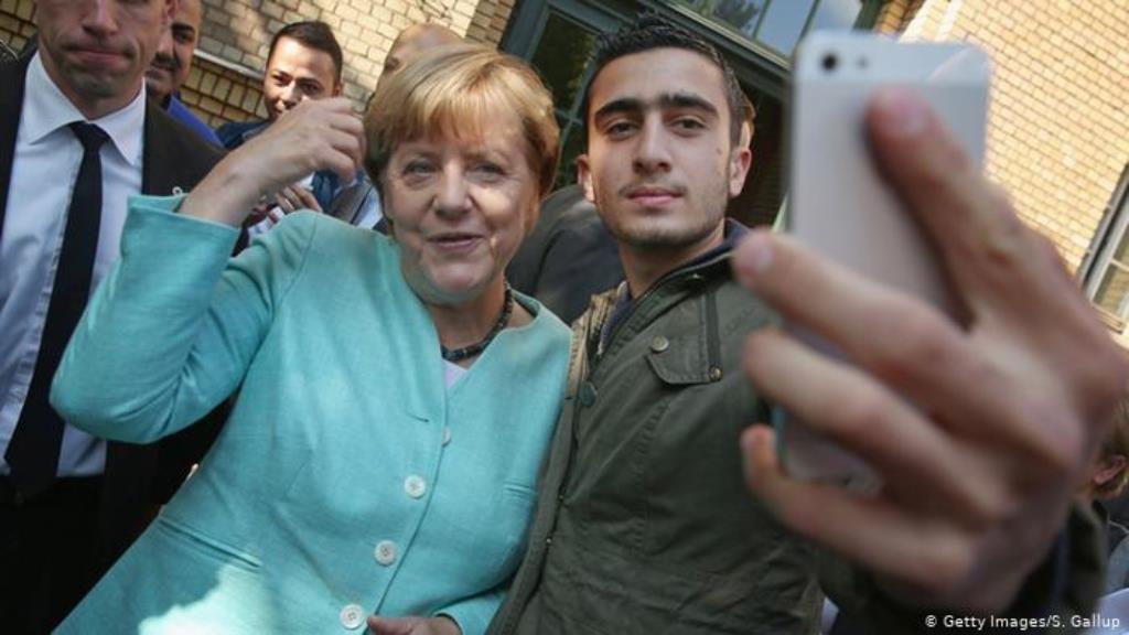 Angela Merkel with refugee Anas Modamani (photo: Getty Images/S. Gallup)