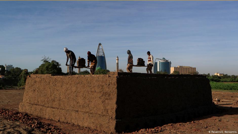 Men work in an open-air brick factory at the confluence of the Blue and the White Nile near Khartoum, Sudan (photo: REUTERS/Zohra Bensemra)