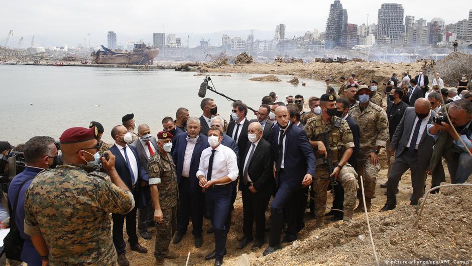 Präsident Macron vor Beiruts rauchenden Trümmern im Hafen; Foto: picture-alliance/dpa/AP/T.Camus