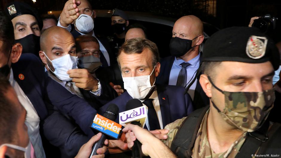 Frankreichs Präsident Macron im Gespräch mit Journalisten in Beirut; Foto: Reuters/M.Azakir