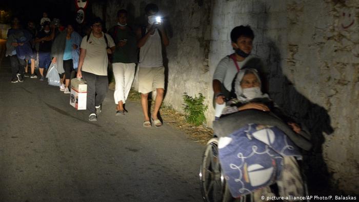 People flee the Moria refugee camp in the wake of the fire, 8 September 2020 (photo: picture-alliance/AP Photo/P. Balaskas)