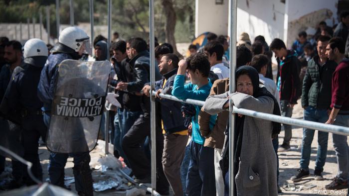 Police in riot gear outside the Moria refugee camp (photo: DW/D. Cupolo)