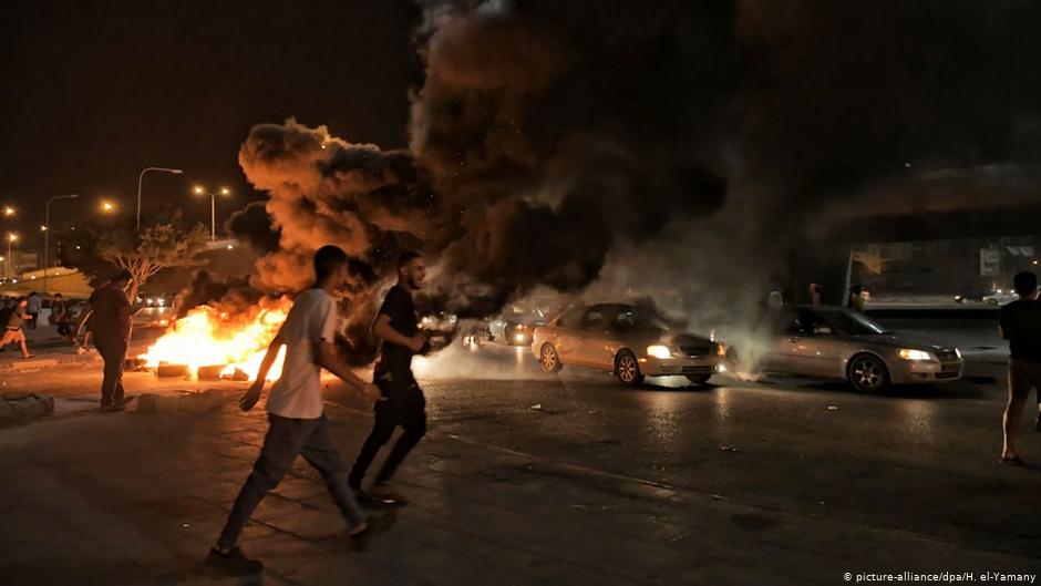 النيران والحرائق رافقت احتجاجات بنغازي وطالت مقر الحكومة المؤقتة بقيادة عبد الله الثني الذي قدم استقالته إثر ذلك (picture-alliance/dpa/H. el-Yamany).