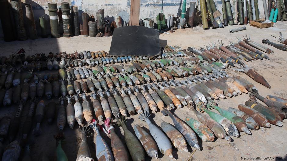 مقاتلو طرفي النزاع في ليبيا حصلوا على شحنات أسلحة من دول مختلفة. Foto: Libyen Munition Militär (picture-alliance/AA/H. Turkia)
