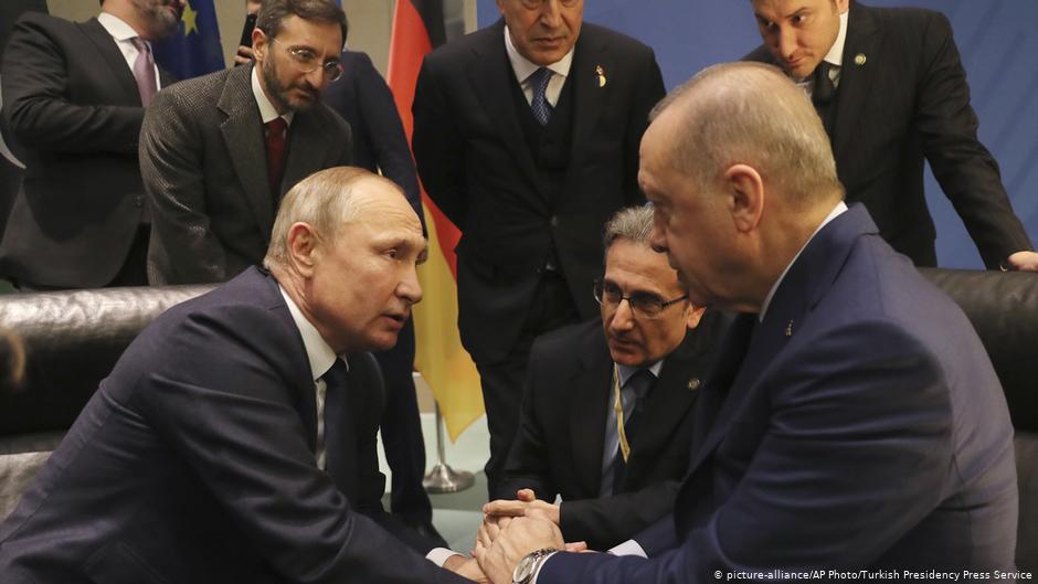 الرئيس التركي رجب طيب إردوغان والرئيس الروسي فلاديمير بوتين في مؤتمر برلين حول ليبيا - ألمانيا.  (picture-alliance/AP Photo/Turkish Presidency Press Service).