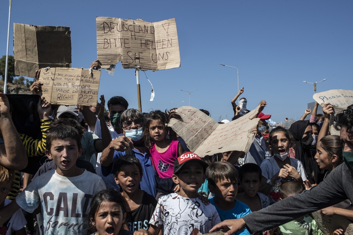 Geflüchtete demonstrieren auf Lesbos © picture alliance / ASSOCIATED / PRESS / Petros / Giannakouris