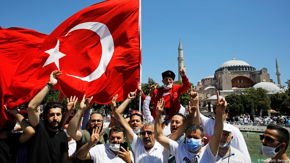AKP-Anhänger vor der Hagia Sophia im Istanbuler Stadtteil Sultanahmed; Foto: Reuters