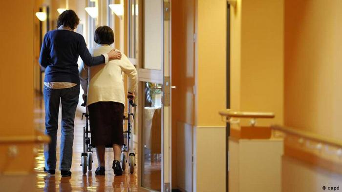 Eine ehrenamtliche Betreuerin und eine Patientin in einer Berliner Hospizstation; Foto: dapd