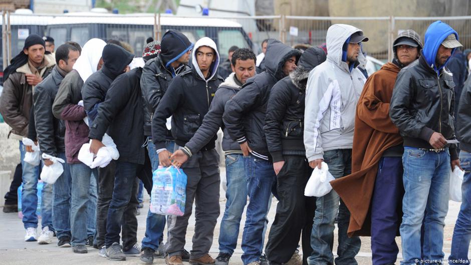 لاجئون من شمال إفريقيا عند وصولهم إلى إيطاليا. Foto: picture-alliance/dpa
