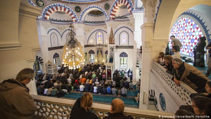 في يوم المسجد المفتوح - مساجد ألمانيا تستقبل الزوار محافظة على التباعد الاجتماعي في زمن كورونا