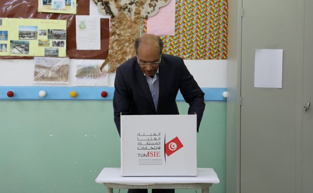 الرئيس التونسي السابق منصف المرزوقي مدليا بصوته. الصورة خاص
