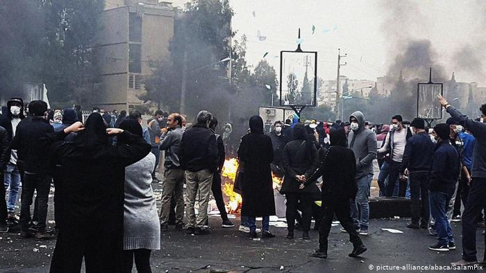 Iranian protest the rise in petrol prices (photo: picture-alliance/abaca/SalamPix)