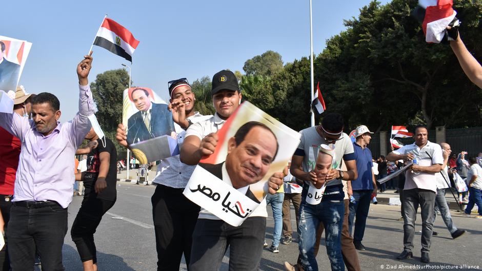 مصر تبدأ التصويت لانتخاب برلمان جديد. أنصر السيسي يحملون ملصقات "تحيا مصر". 