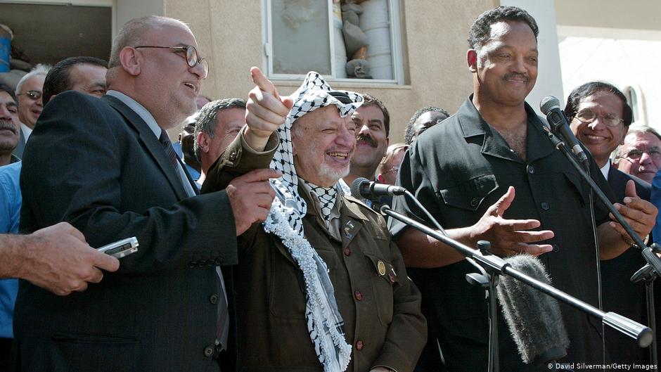 صائب عريقات وياسر عرفات - عُرف صائب عريقات الذي توفي الثلاثاء 10 / 11 / 2020 عن 65 عاما، لسنوات طويلة بأنه كبير المفاوضين الفلسطينيين.