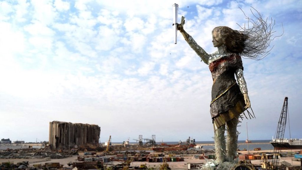 Die libanesische Künstlerin Hayat Nazer hat gegenüber von der Explosionsstelle am Hafen eine Statue aus zerbrochenem Glas, Metall- und Trümmerstücken errichtet. Die Uhr zeigt die Zeit der Explosion an: 18.08 Uhr. Foto: Andrea Backhaus 