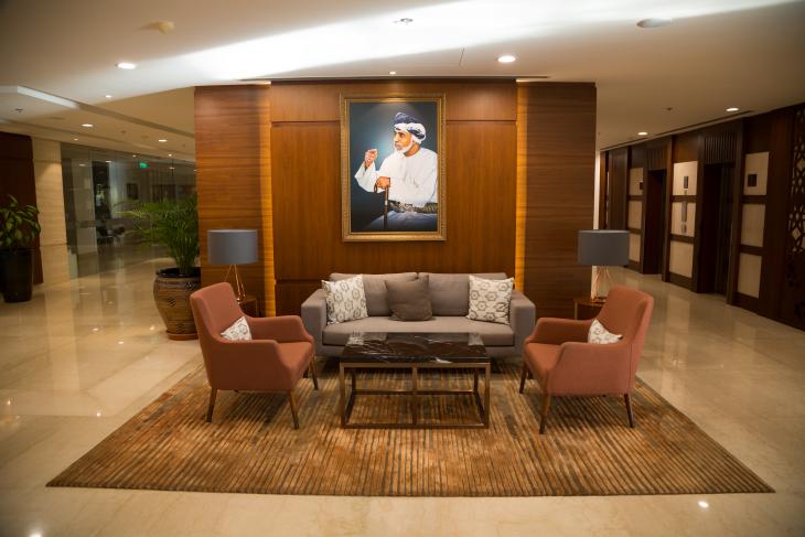 Ein Porträt von Sultan Qaboos hängt in der Lobby des Fraser Suit Hotels in Muscat, im November 2019. Foto: Pascal Mannaerts