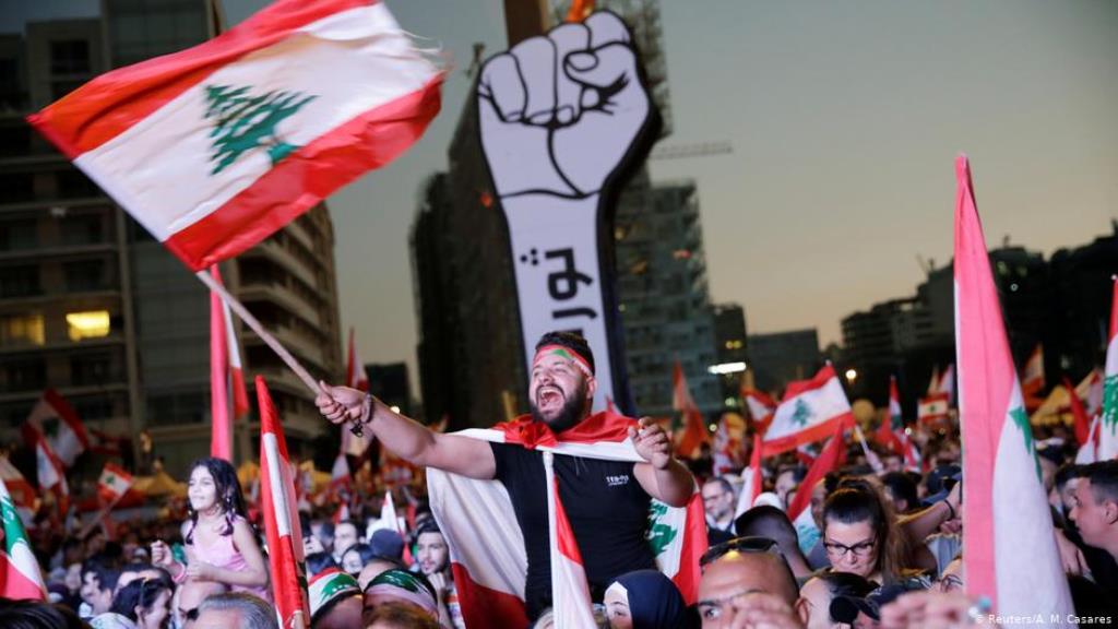 مظاهرات بعد كارثة لم تشهدها بيروت في تاريخها من قبل: انفجار يذكر بقنابل هيروشيما وناغازاكي النووية، "دمر أو تضررت منه نصف منازل بيروت".