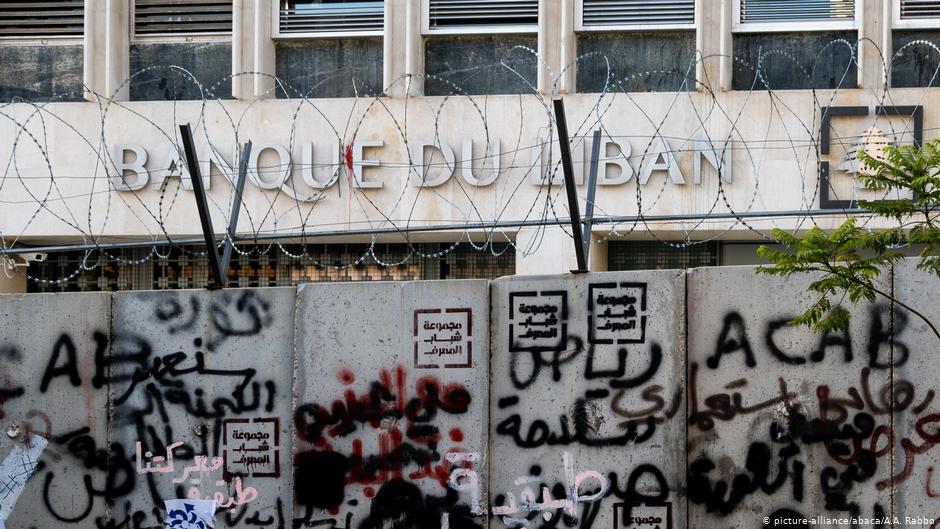 Barbed wire and graffiti on a wall outside the Lebanese Central Bank (photo: picture-alliance/abaca/A. A. Rabba)