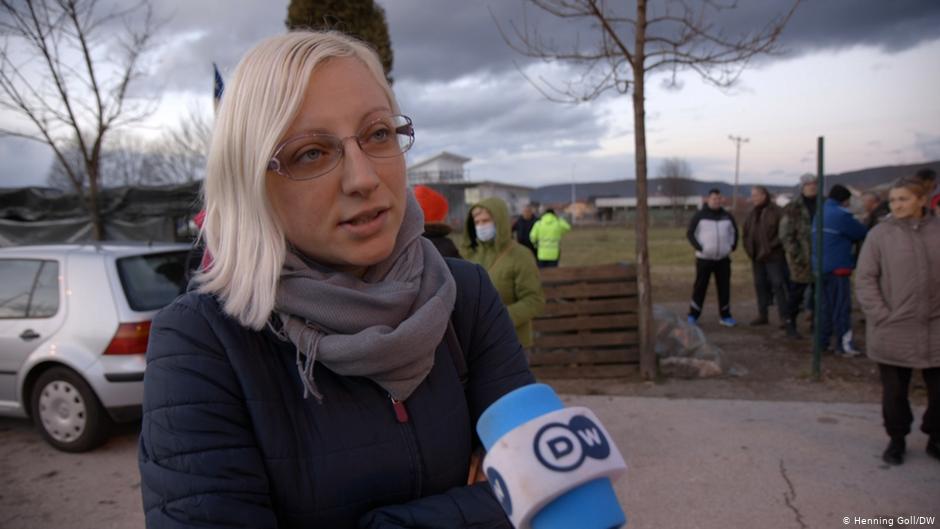 تقول هذا السيدة البوسنية الشقراء إن المهاجرين غير النظاميين "لا يريدون البقاء في البوسنة. إنهم يريدون التوجه إلى أوروبا (الغربية)، ولهذا ينبغي على الاتحاد الأوروبي أن يفتح أبوابه ويستقبلهم"  (photo: Marina Strauss/DW)
