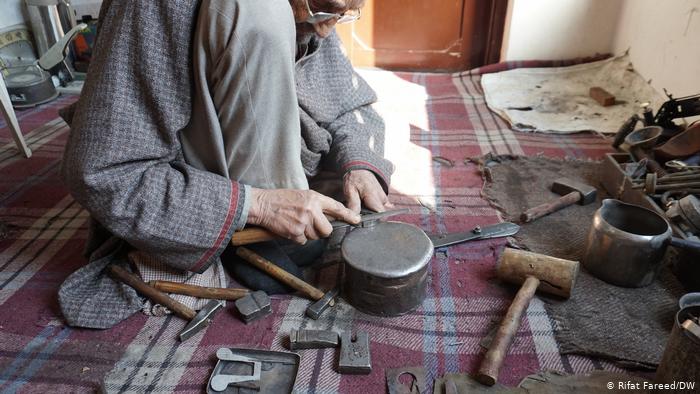 Ghulam Mohiuddin at work making hospital instruments (photo: DW/ Rifat Fareed)