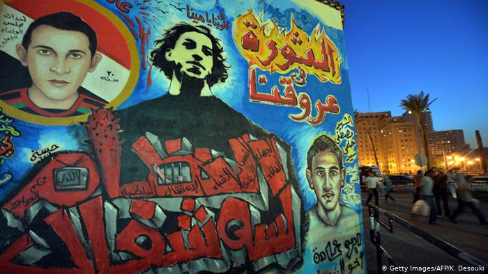 Revolution liegt uns im Blut steht in arabischer Schrift auf einem großformatigen Graffiti in Kairo. Foto: Foto: Getty Images/AFP/K. Desouki