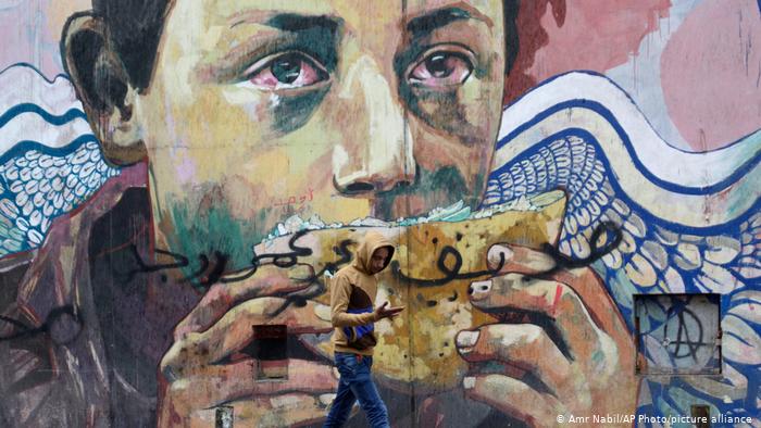 Wandbild zeigt einen Jungen, der ein Dönerbrot in der Hand hält und Tränen in den Augen hat. Foto: picture-alliance/AP Photo/Amr Nabil