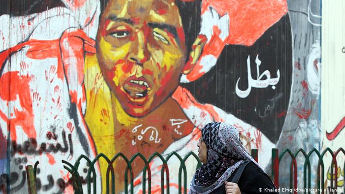 Ein Straßengemälde zeigt einen verwundeten Jungen in grellen Farben. Foto: picture-alliance/dpa/Khaled Elfiqi
