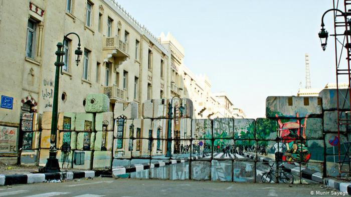 Graffiti zeigt einen Blick in eine Straße in Kairo. 
