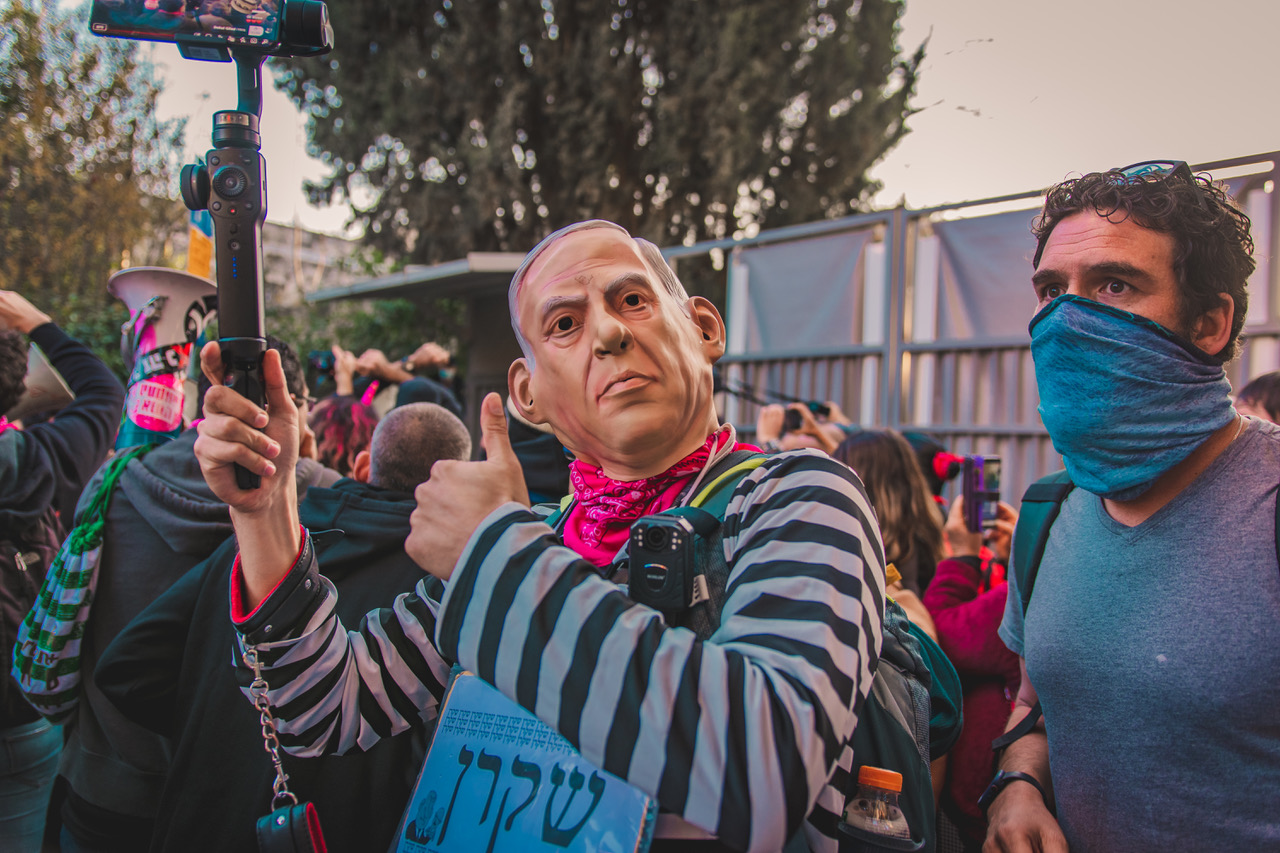A protestor dressed up as Netanyahu as a prisoner at the Balfour protests in Jerusalem, January 2021. His sign reads: "Liar" (photo: Khalil Myroad)