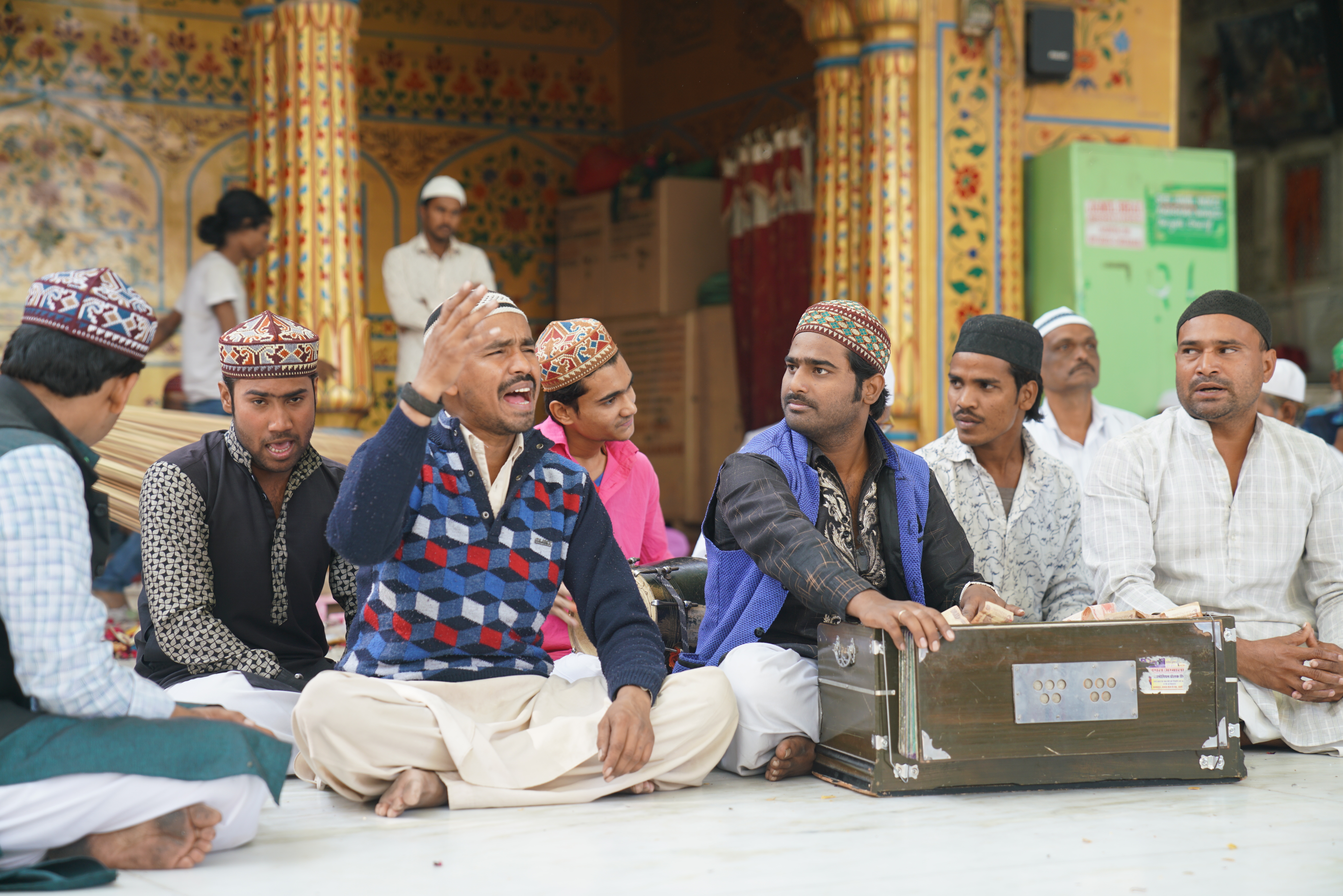 Qawwali-Musiker im Innenhof des Schreins von Moinuddin Chishti in Ajmer, Indien. Foto: Marian Brehmer