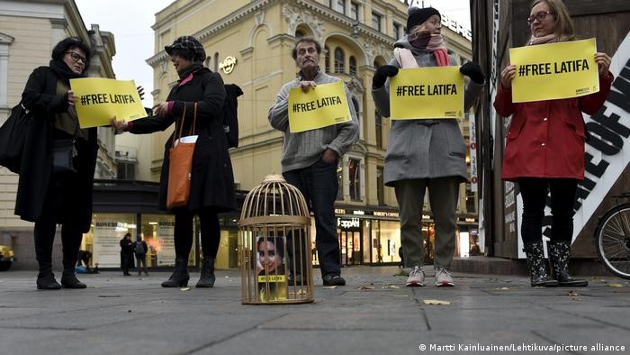 Unterstützer von Amnesty International demonstrieren in Helsinki, Finnland, in der Hoffnung, die Aufmerksamkeit für Prinzessin Latifa zu erhöhen; Foto: Martti Kainluainen/Lehtikuval/picture-alliance