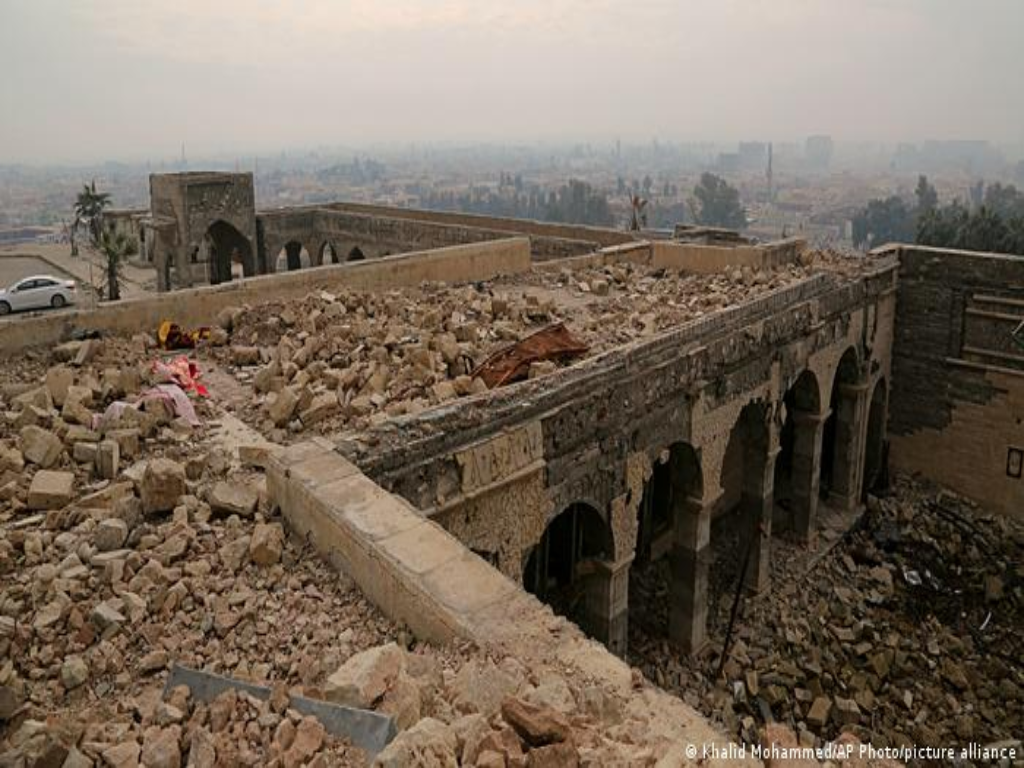 BG Biblische Stätten im Irak | Anlass Papstbesuch | Prophet-Jona-Moschee, nach Zerstörung; Foto: Khaled Mohammed/AP Photo/picture alliance