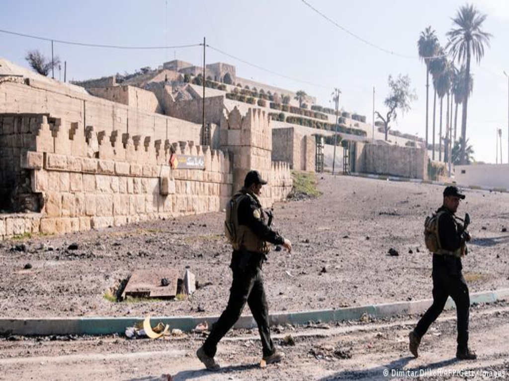Vor der zerstörten Prophet-Jona-Moschee patrouillieren zwei Soldaten mit Gewehren; Foto: Dimitar Dilkov/AFP Getty Images