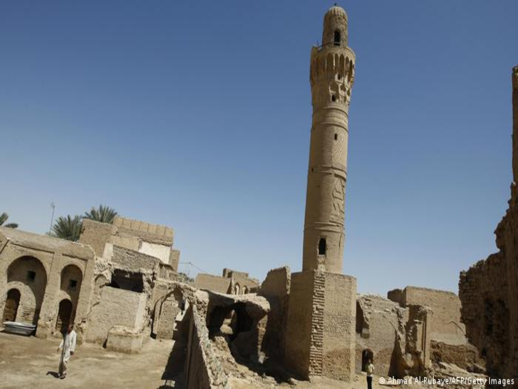 Minarett vor alten Steingebäuden; Foto: Ahmad al Rubaye/AFP/Getty Images