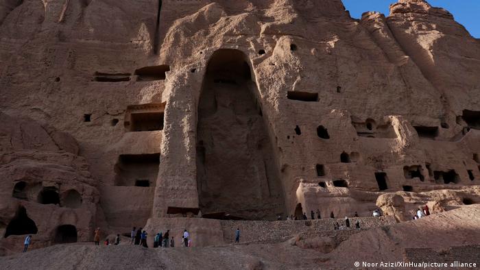 Afghanistan Bamiyan | Tourists at the Buddha site
